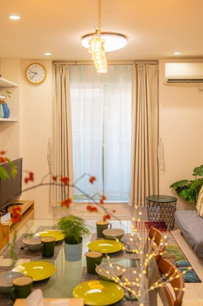 A modern living room with a dining table, sofa, and a TV. - sora nishikujo (Osaka City,Konohana Ward)