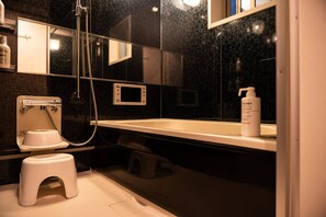 A modern bathroom with a toilet, bidet, and a large mirror. - sora nishikujo (Osaka City,Konohana Ward)