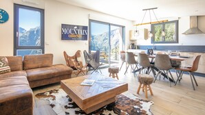 Uma sala de estar moderna com um sofá de couro, uma mesa de centro de madeira e um tapete de couro.