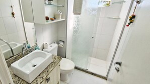 Apartamento | Banheiro | Chuveiro, toalhas de banho, sabonete, papel higiênico