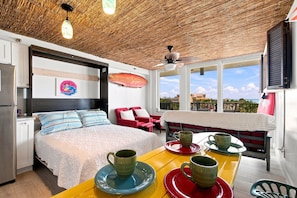 Room - Oceanfront views from anywhere in the Surf Shack! Pool, WiFi, TV,Grill,BchChairs (Daytona Beach)
