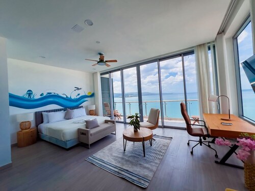 The Dawn- A Sky Harbour  Oceanfront Superior King Suite