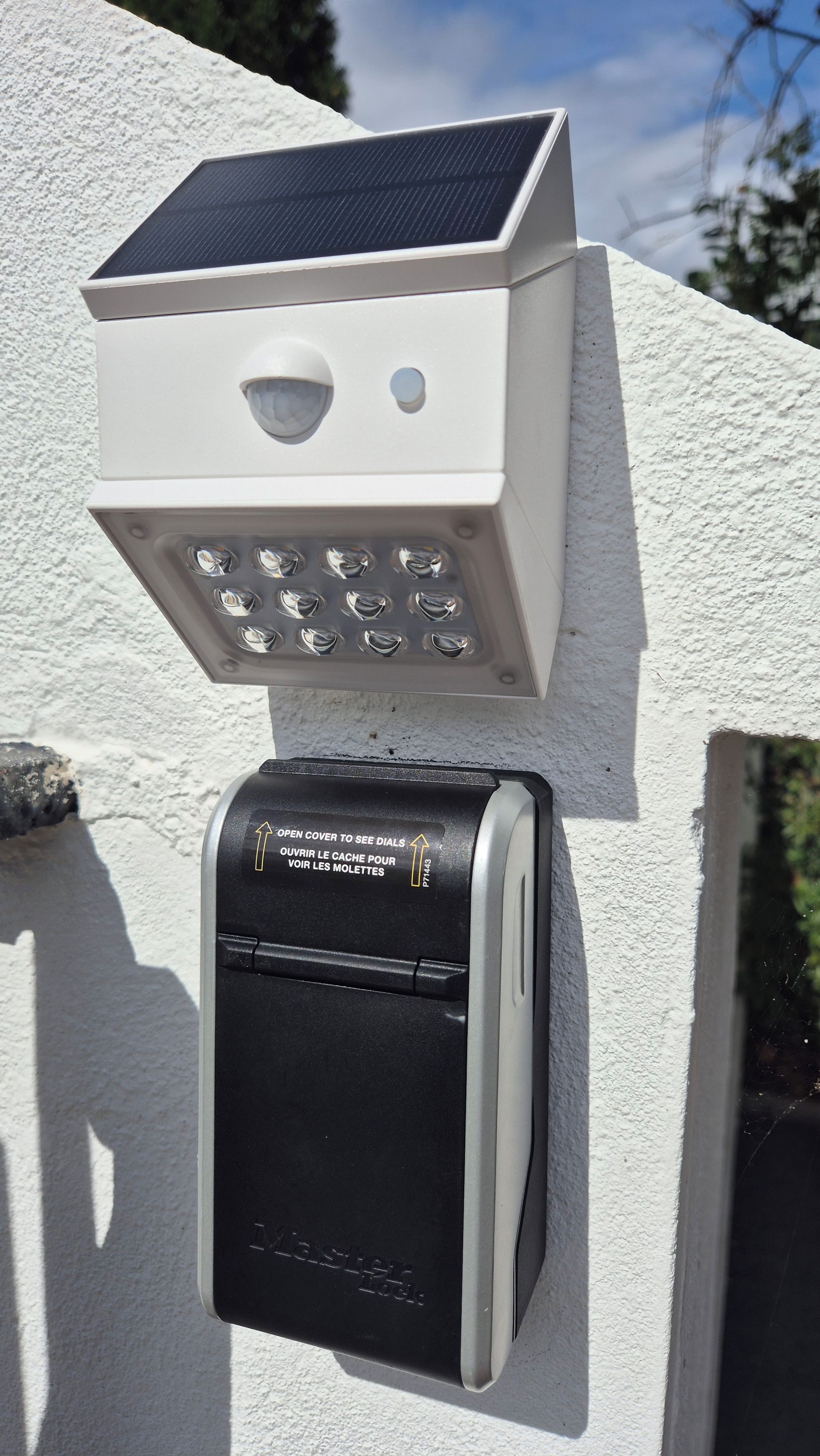 Ein Sicherheitstastenfeld mit Solarpanel und Kartenleser, an einer Wand befestigt.