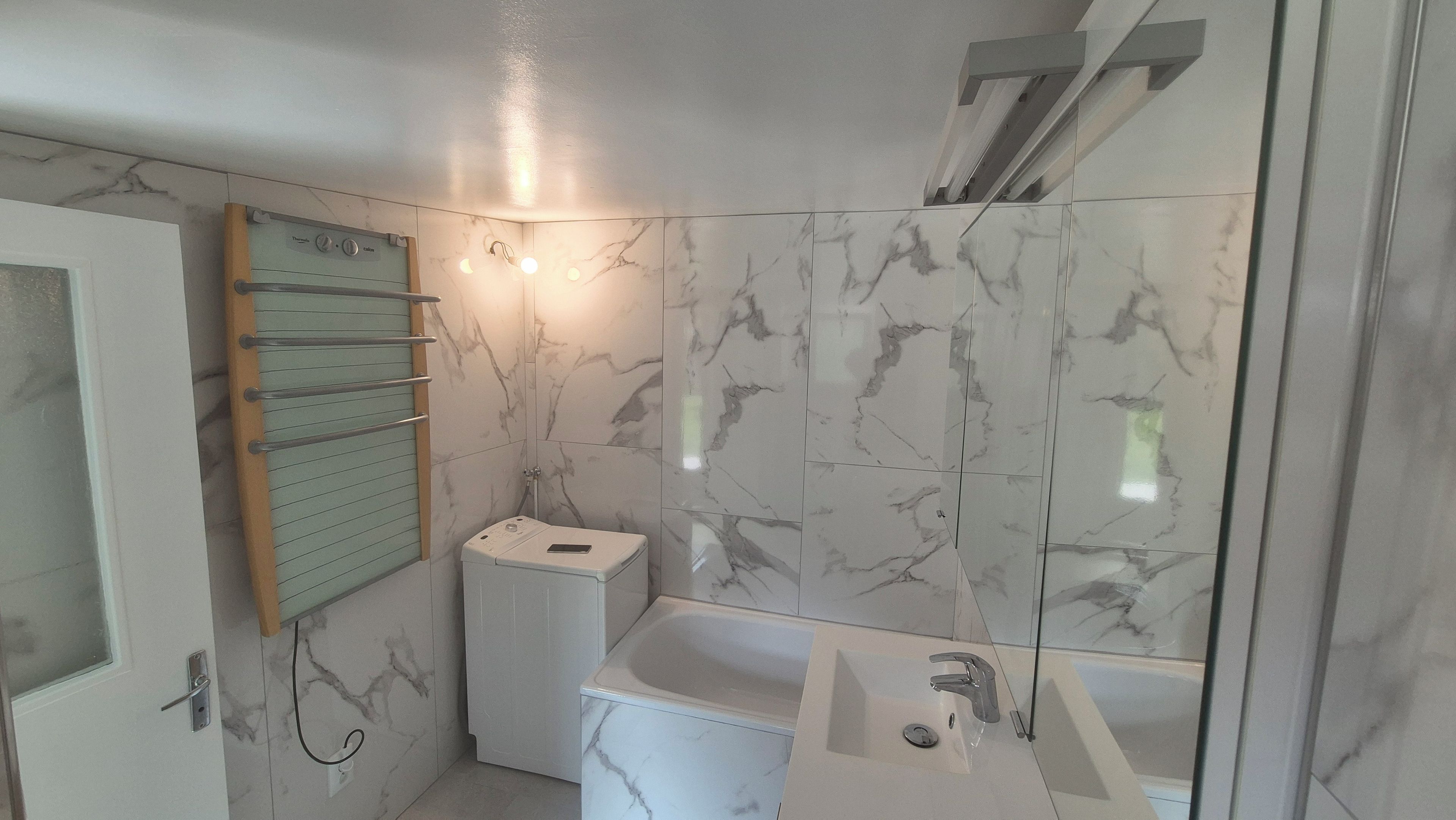 Een badkamer met toilet, douche en wastafel.