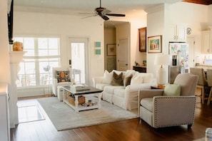 Living area - Peaceful Home Just 10 Minutes from Oxford Square (Oxford)