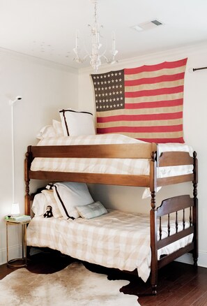 A bunk bed with a checkered bedspread, a pillow, and a blanket. - Peaceful Home Just 10 Minutes from Oxford Square (Oxford)