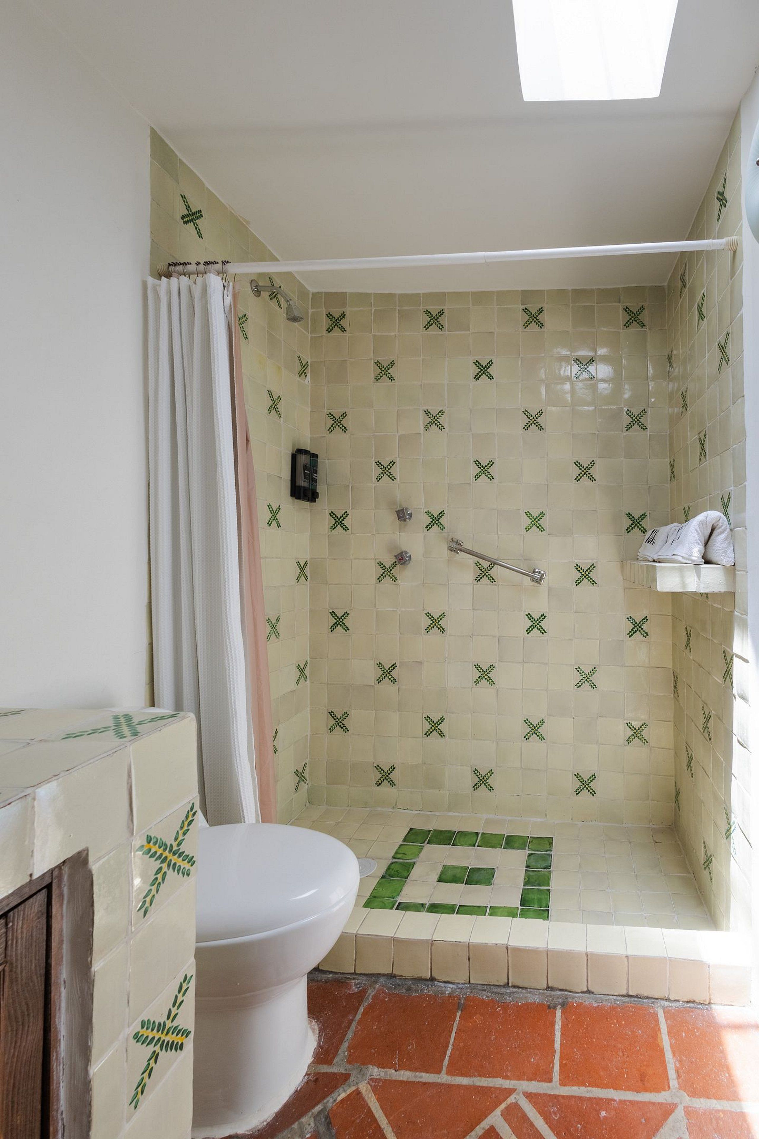 Un baño con ducha, inodoro y lavamanos.