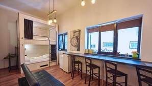 Dormitorio compartido, dormitorio mixto | Tabla de planchar con plancha y wifi gratis 