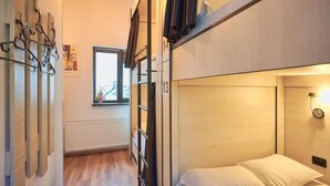 Dormitorio compartido básico, dormitorio mixto | Tabla de planchar con plancha y wifi gratis 