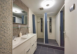 Douche, sèche-cheveux, chaussons, serviettes fournies