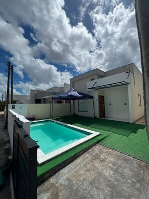 A residential property with a swimming pool, a covered patio, and a modern house design. - Marshal's House / French (Marechal Deodoro)