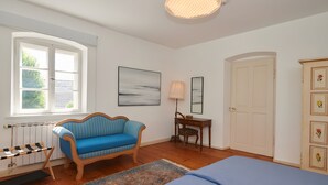 Room - Apartment 'Liendlhof - Tradition Alpenblick' with Mountain View, Balcony and Wi-Fi (Prien am Chiemsee)