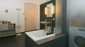 Bathroom - Apartment 'Liendlhof - Tradition Alpenblick' with Mountain View, Balcony and Wi-Fi (Prien am Chiemsee)