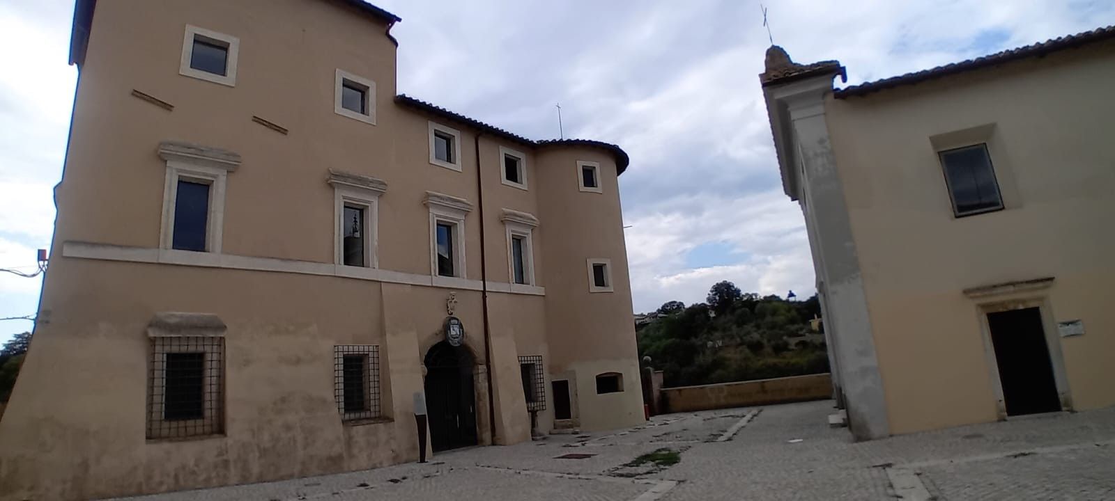 Un bâtiment doté de nombreuses fenêtres et d’une entrée centrale.