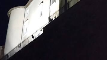 Un edificio con fachada curva y barandilla de balcón.