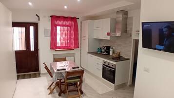 Coffee/tea maker, fridge, oven, stovetop