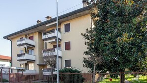 A multi-story residential building with balconies, a gated entrance, and a well-maintained lawn. - [Padova] Attico Deluxe 150 mq - Nuovo 2025 (Padova)