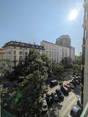 Ein mehrstöckiges Gebäude mit Parkplatz davor.