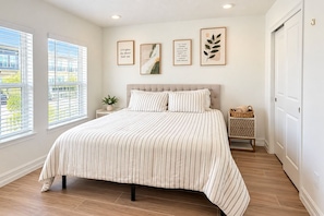 3 habitaciones, tabla de planchar con plancha, wifi y ropa de cama 