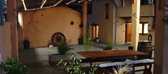 Ferienhaus 'Casa Paxariego' mit privater Terrasse, Garten, WLAN und Grill in Camponaraya, El Bierzo