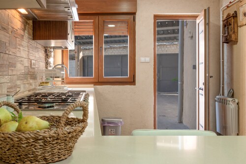 Holiday Home 'Casa Paxariego' with Private Terrace, Garden, Wi-Fi and Barbecue in Camponaraya, El Bierzo