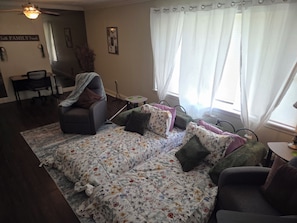 A living room with a sofa set, a dining table, and a chair. - Hero's Hideaway, North Jackson, Sleeps 8 (Jackson)