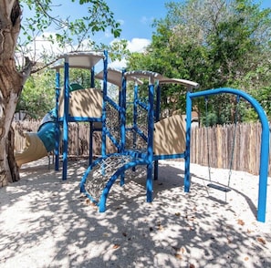 Ein Spielplatz mit Klettergerüsten und Schaukeln.