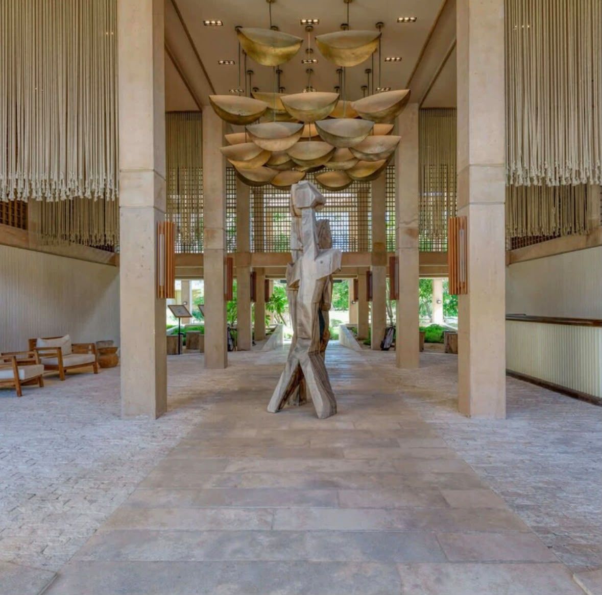 Un intérieur spacieux agrémenté d’une sculpture centrale, de hauts plafonds et d’un design moderne.