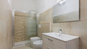 Bathroom - Vrbo Property (Torino)