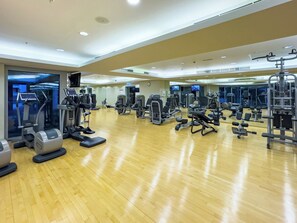 A gym with various exercise equipment, including treadmills, weight machines, and free weights. - Full Burj Khalifa & Fountain Views/ Opp Dubai Mall (Dubai)