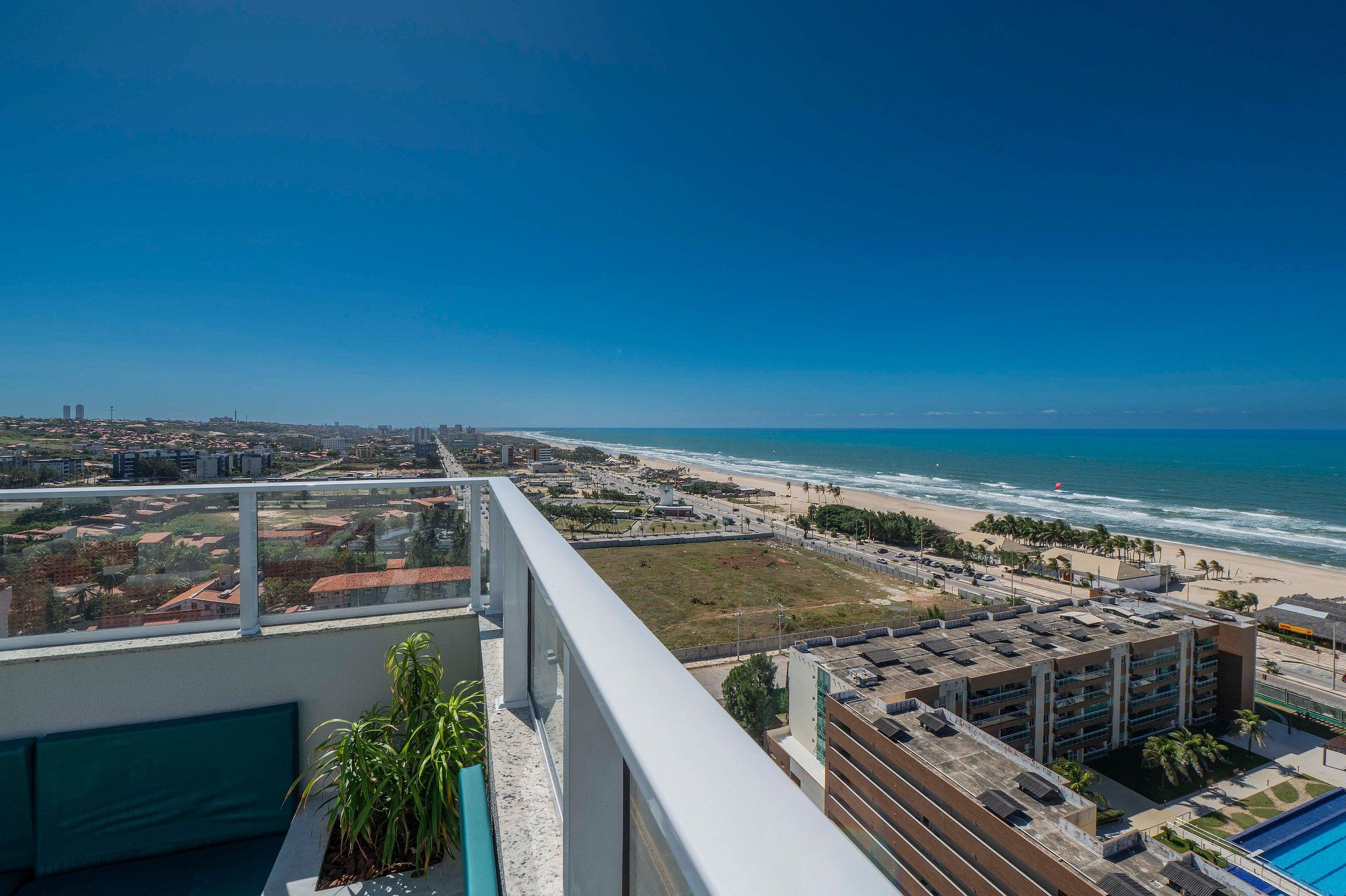 Un edificio de gran altura con vista a la playa y al paisaje urbano.