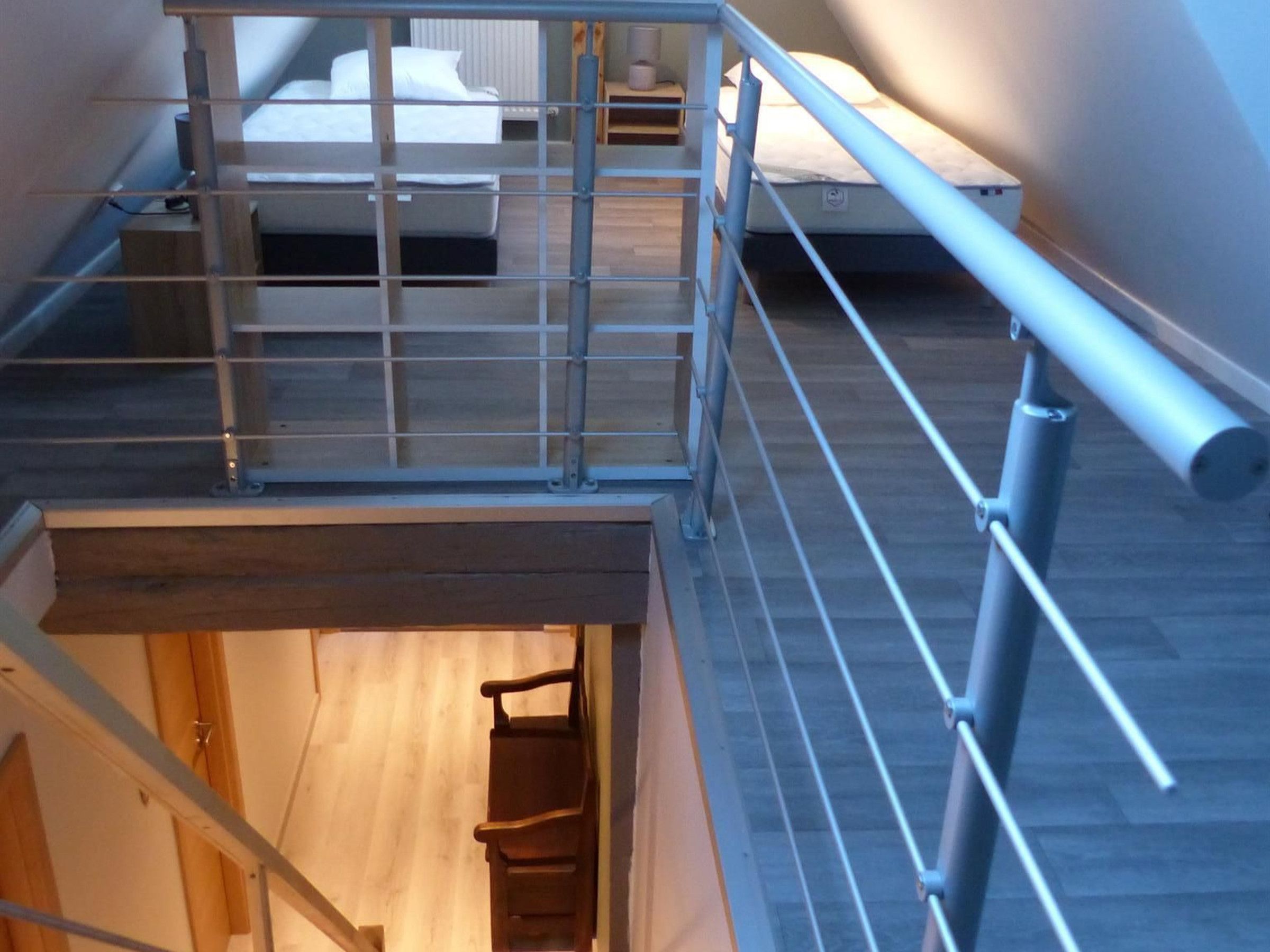Ein Mehrstöckiger Raum mit Etagenbett und Treppe.