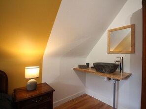 A bathroom with a wooden basin, a mirror, and a bedside lamp. - Spacious house with parking - 14 guests (Rimbach-prés-Masevaux)