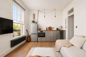 Living area - Bright & Stylish 1-Bed Flat with Balcony – Sleeps 3|2 mins walk from Kings Cross (London)