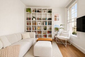 Living area - Bright & Stylish 1-Bed Flat with Balcony – Sleeps 3|2 mins walk from Kings Cross (London)