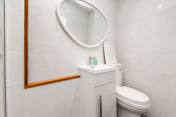 Bathroom - Bright & Stylish 1-Bed Flat with Balcony – Sleeps 3|2 mins walk from Kings Cross (London)