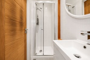 Bathroom - Bright & Stylish 1-Bed Flat with Balcony – Sleeps 3|2 mins walk from Kings Cross (London)