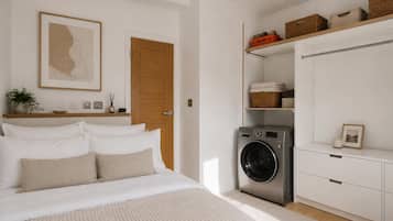 Ein Schlafzimmer mit einem Bett, einer Waschmaschine und einem Kleiderschrank.
