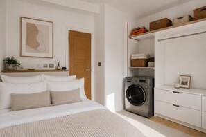 Room - Bright & Stylish 1-Bed Flat with Balcony – Sleeps 3|2 mins walk from Kings Cross (London)