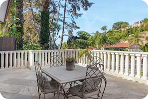 Outdoor dining - Coastal Luxury LaJolla Home, endless space, Pool&Spa—made for memories together. (San Diego)