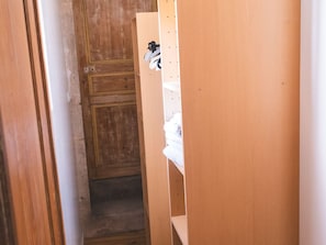 A narrow hallway with wooden walls and a door at the end. - Charming quiet cottage - 2 guests (Choloy-Ménillot)