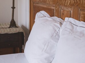 A bed with white linens and a wooden headboard. - Charming quiet cottage - 2 guests (Choloy-Ménillot)