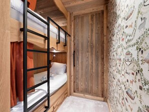 A bunk bed room with a wooden ceiling and a mural on the wall. - Val d'Isère - Spacious 109 m² Chalet for 8 (Val-d'Isère)