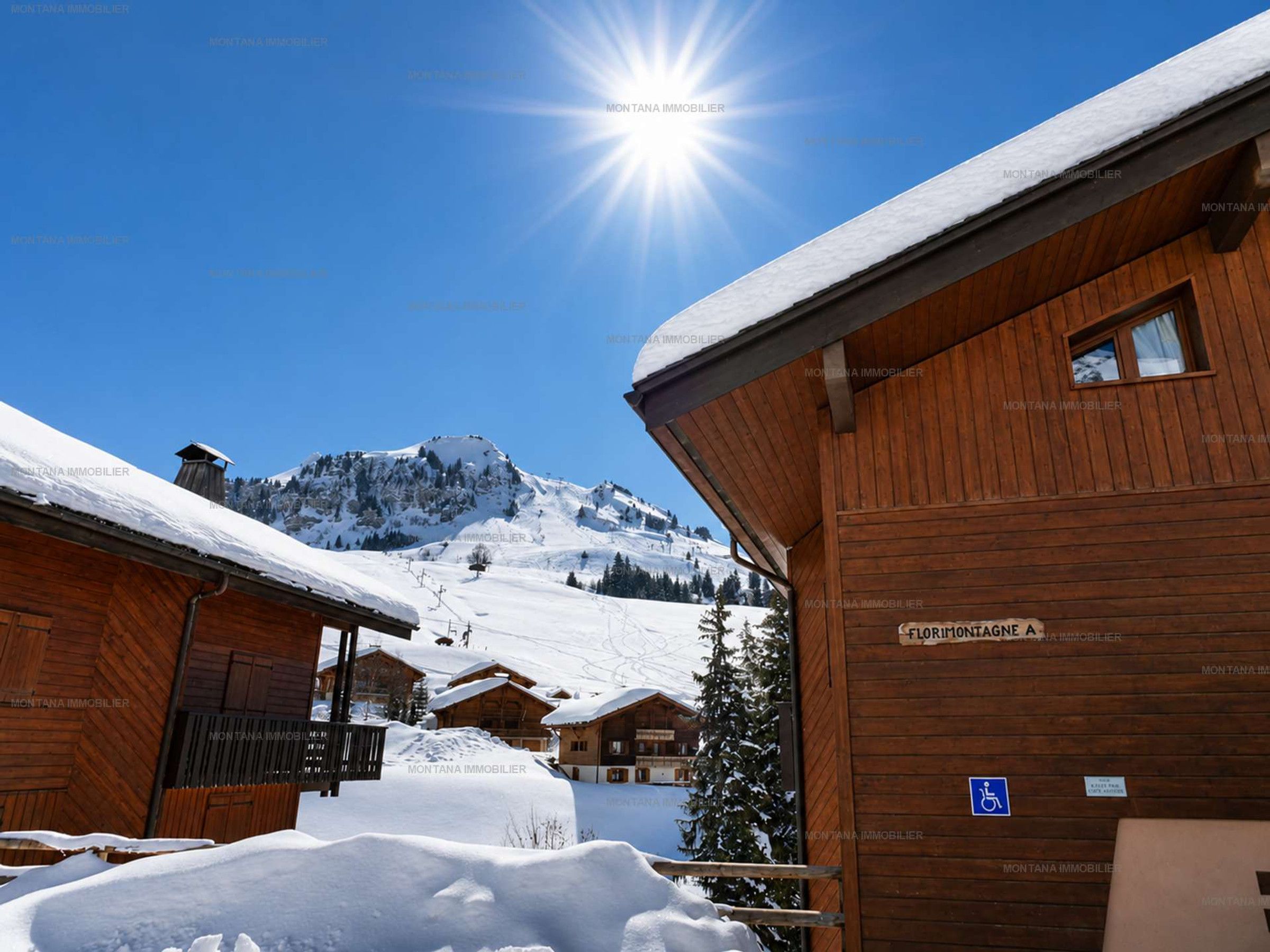 Un chalet en bois, sur lequel on peut lire l’inscription « Florimontagne A », situé dans un paysage montagneux enneigé.