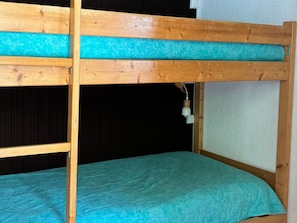 A bunk bed with a teal mattress and a white wall behind it. - Cozy apartment - 4 guests (Valloire)