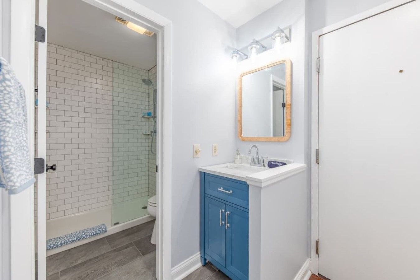 Une salle de bain équipée d’une douche, de toilettes et d’un meuble-lavabo avec un miroir.