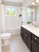 Un baño moderno con bañera, inodoro y tocador.