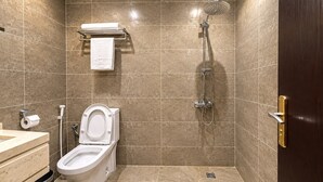 Ein Badezimmer mit Toilette, Waschbecken und Dusche.