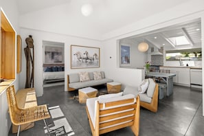 Ein modernes Interieur mit Wohnbereich, Essbereich und Küche.