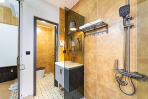 Habitación doble Deluxe, vista al patio | Baño | Pantuflas 